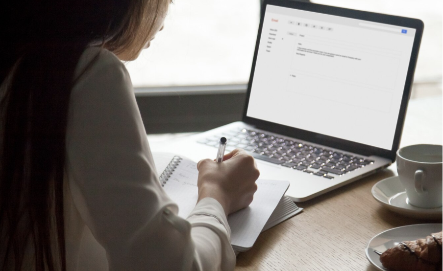 persona redactando un email